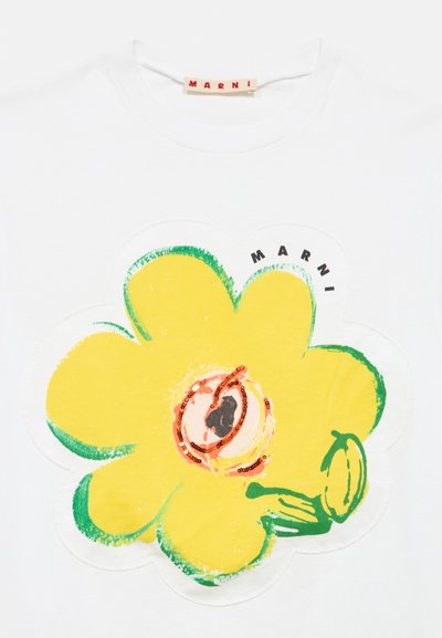 Tricou alb din bumbac, cu un imprimeu mare de floare galbenă cu accente verzi și detalii negre, alături de textul „MARNI” în partea superioară.