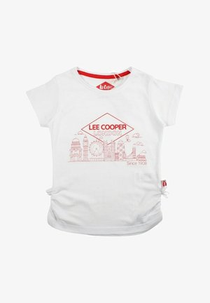 T-shirt en coton blanc avec un motif graphique rouge représentant des monuments de Londres et le texte "LEE COOPER LONDON". Manches courtes et détail froncé sur le côté.