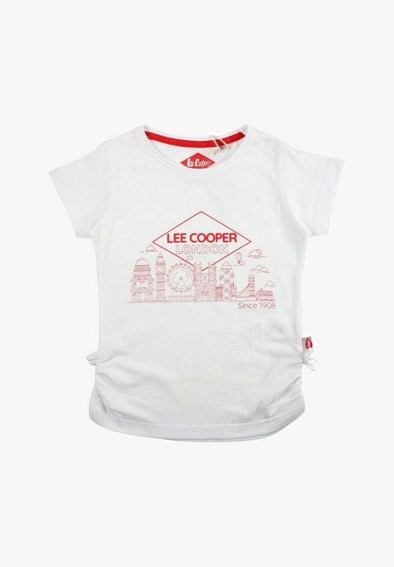 T-shirt en coton blanc avec un motif graphique rouge représentant des monuments de Londres et le texte "LEE COOPER LONDON". Manches courtes et détail froncé sur le côté.