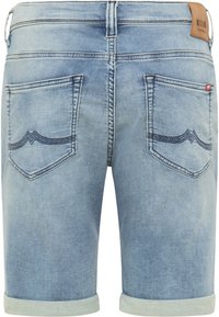 Shorts en denim bleu clair avec un ourlet retroussé, dotés de deux poches arrière avec des coutures décoratives et d'une étiquette en cuir à la taille.