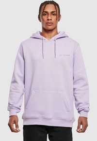 Levendula színű kapucnis pulóver kenguruzsebbel, állítható zsinórral és hímzett "2Y STUDIOS" logóval. Puha anyagból készült, bordázott mandzsettákkal.