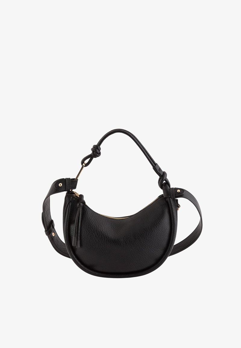 Czarna skórzana torebka w kształcie półksiężyca o fakturowanej powierzchni, z podwójnymi splotami na uchwytach, długim, regulowanym paskiem oraz złotym zamkiem błyskawicznym.