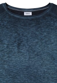 Chemise bleu texturée à manches courtes avec encolure ronde et détail tricoté aux épaules, étiquette de marque « CECIL » à l'intérieur du col.
