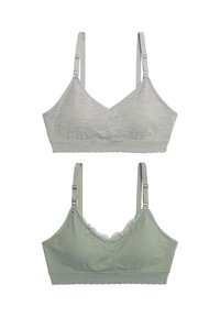 Twee draadloze soft-cup bralettes, één lichtgrijs met een gladde stof, de ander saliegroen met een kanten rand, beide met verstelbare banden.
