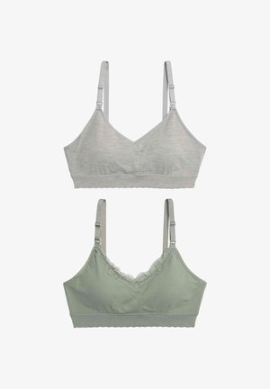 Zwei drahtlose Softcup-Bralettes, eines in hellgrau mit glattem Stoff, das andere in Salbeigrün mit Spitzenrand, beide mit verstellbaren Trägern.