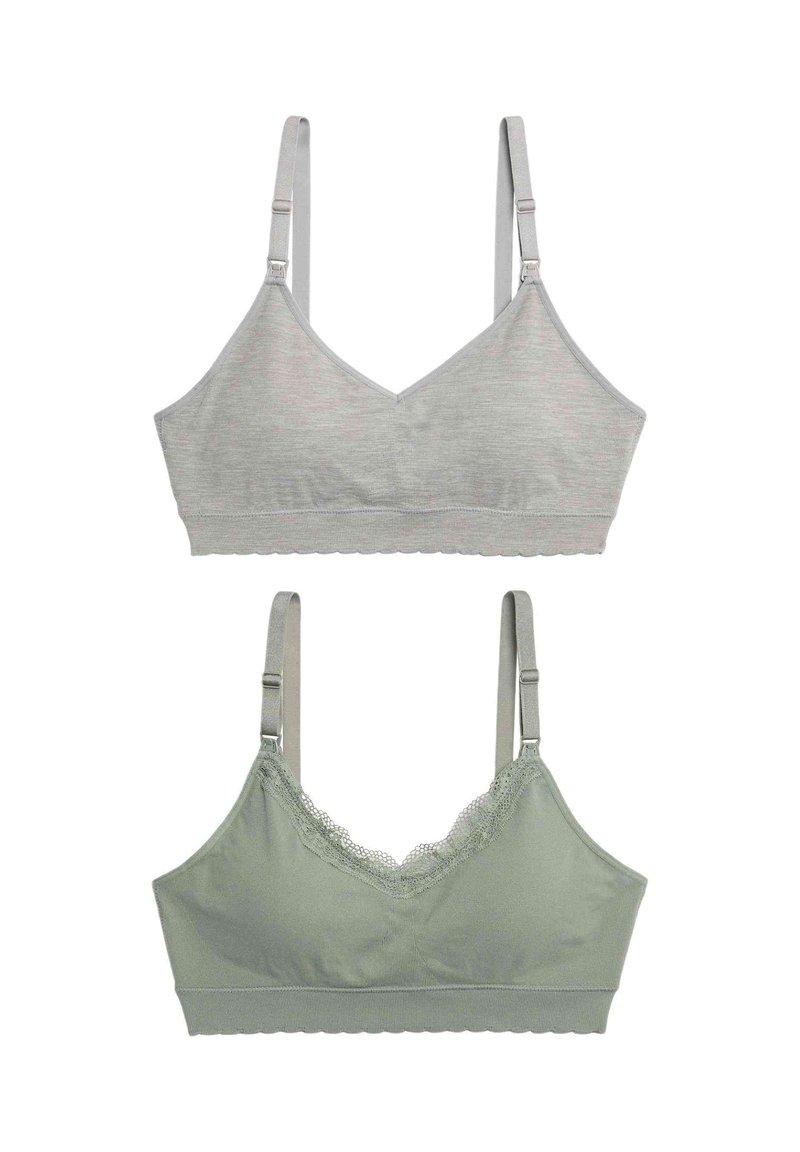 Twee draadloze soft-cup bralettes, één lichtgrijs met een gladde stof, de ander saliegroen met een kanten rand, beide met verstelbare banden.