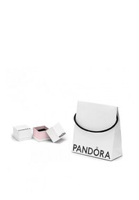 Biely papierový nákupný stropný sáčok s čiernym uchom s logom "PANDORA". Dva zasunuté šperkovnice, jedna biela a jedna ružová, s čiernym interiérom.