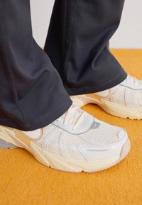 Nike Sportswear V2K RUN TRK3 - Sportcipő - pale ivory/coconut milk/sanddrift/light smoke grey