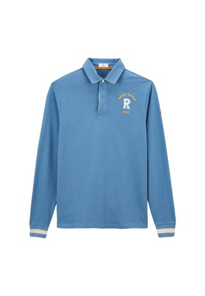 Polo-shirt bleu clair à manches longues avec col, arborant un logo sur la poitrine en jaune et blanc, et des accents rayés aux poignets.