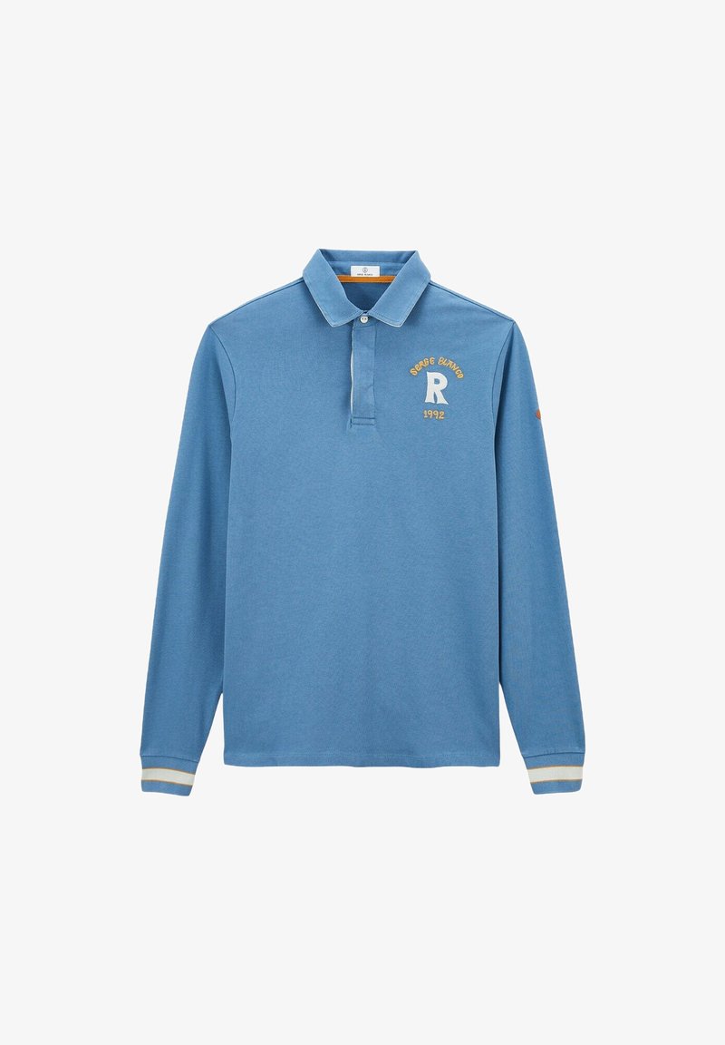 Polo-shirt bleu clair à manches longues avec col, arborant un logo sur la poitrine en jaune et blanc, et des accents rayés aux poignets.