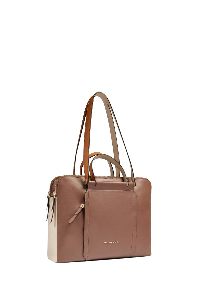 Laptoptasche aus braunem Leder mit glatter Oberfläche. Ausgestattet mit zwei Griffen, verstellbaren Trägern und Reißverschlussdetails in goldfarbener Ausführung.