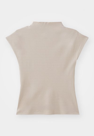Beżowa bluzka z krótkim rękawem, charakteryzująca się wysokim dekoltem i dopasowanym krojem. Gładka tekstura z delikatnym połyskiem. Brak widocznych wzorów lub elementów metalowych.