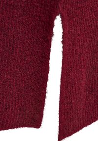 Burgunderfarbener Strickpullover mit strukturiertem Material, leicht lockerer Passform und einem gespaltenen Saumdetails an jeder Seite.