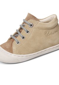 Béžové semišové tenisky s hnědým semišovým špičkovým krytem, šedými tkaničkami, bílou gumovou podrážkou a embosovaným logem na boku. Kulatý design špičky.