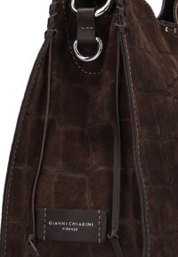 Borsa in suede marrone con texture a coccodrillo, hardware in argento e cuciture scure. L'etichetta reca la scritta "Gianni Chiarini Firenze" su un'etichetta in pelle.