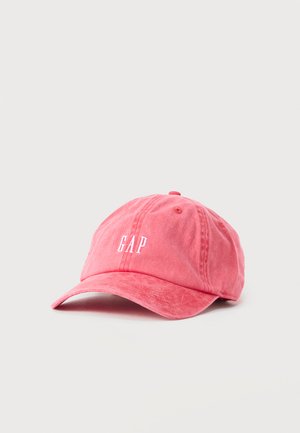 Gorra de béisbol de algodón rosa con visera curva y el bordado blanco "GAP" en el frente, mostrada sobre un fondo claro y liso.