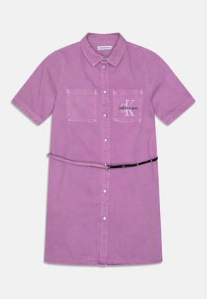 Sukienka na krótki rękaw, zapinana na guziki, w jasnofioletowym dżinsie. Posiada dwie kieszenie na piersi, logo Calvin Klein oraz czarny pasek w talii.