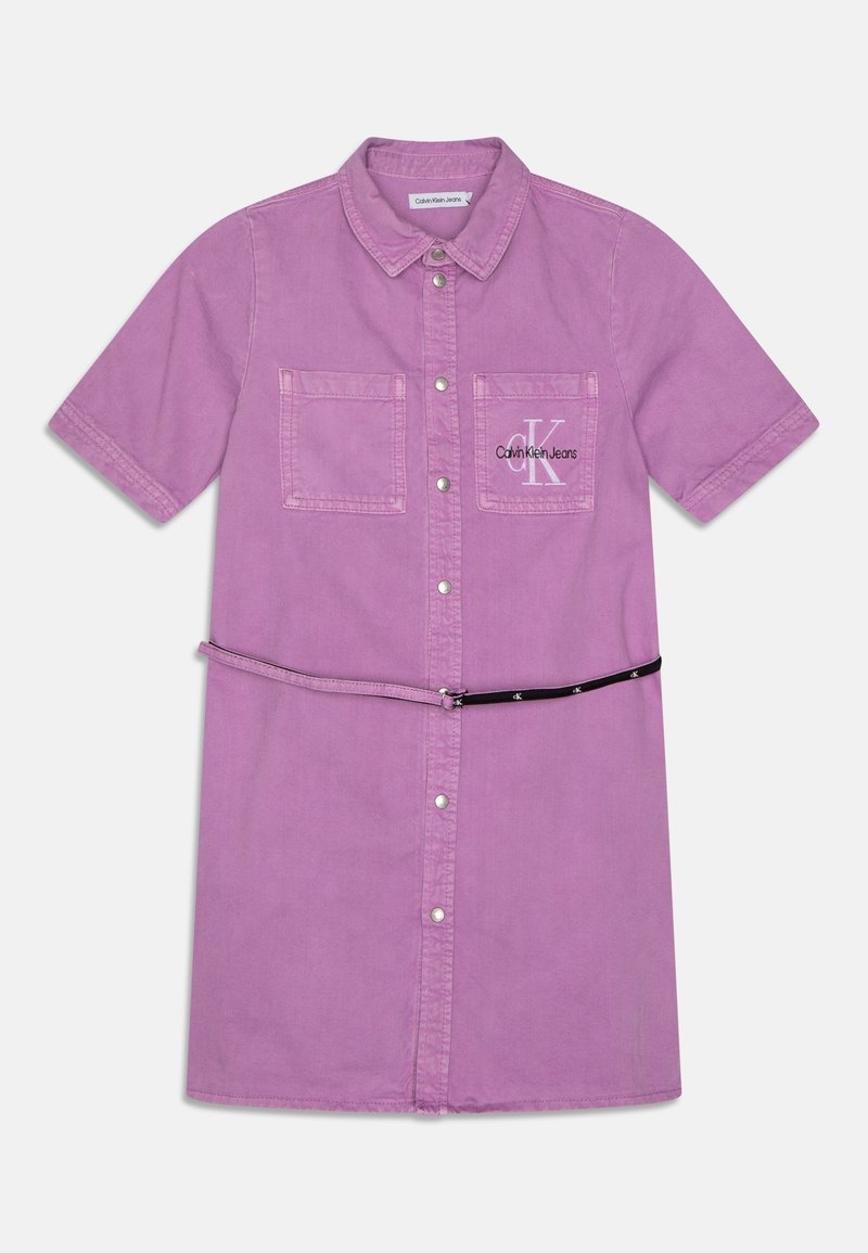 Sukienka na krótki rękaw, zapinana na guziki, w jasnofioletowym dżinsie. Posiada dwie kieszenie na piersi, logo Calvin Klein oraz czarny pasek w talii.