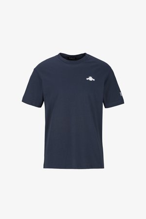 Navyblaue Baumwoll-T-Shirt mit Rundhalsausschnitt. Verfügt über ein kleines weißes Logo auf der Brust und ein Markenlabel an der Ärmel. Kurze Ärmel.