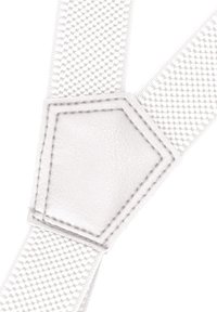 Weißer elastischer Hosenträger mit strukturiertem Webdesign, ausgestattet mit einem hexagonalen Lederverbinder und kontrastierenden Nähdetails.