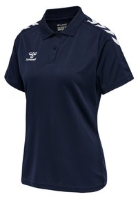 Navyblauw poloshirt met korte mouwen, kraag, knoopsluiting, witte chevronstrepen op de schouders en wit logo op de linkerborst.