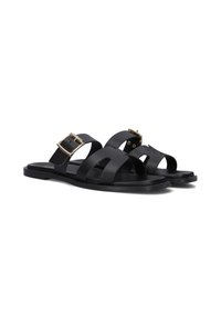 Zwarte sandalen met meerdere horizontale bandjes, gouden gespsluiting, platte zool en gestructureerd materiaal. Minimalistisch ontwerp.