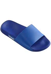 Zila gumijas slaidu sandalīte ar plašu siksnu un teksturētu pēdas daļu. Iespējas Havaianas zīmols un plūstošs dizains.