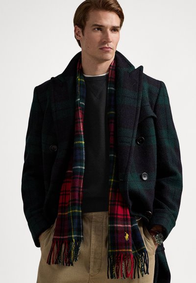Δίπλο παλτό από μαλλί σε σκούρο πράσινο και ναυτικό μπλε καρώ με κασκόλ σε κόκκινο και μπλε καρώ. Λεία υφή; κουμπιά στο παλτό; καθημερινή εμφάνιση.