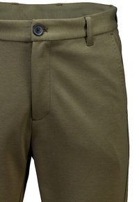 Olivegrüne Hose mit glatter Textur, ausgestattet mit einem vorderen Knopfverschluss, schrägen Taschen und dezenten Nähdetails.