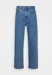 Jeans in denim blu con design a gamba dritta, lavaggio medio, cinque tasche e chiusura con bottone in ottone in vita.