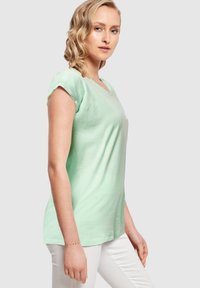 Merchcode FLOWERS BLOOM EXTENDED SHOULDER - Marškinėliai su spaudiniu - neo mint