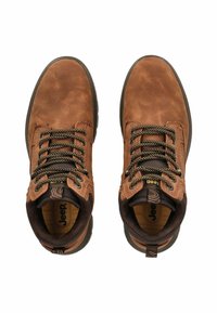 Scarponi da trekking in pelle marrone con finitura testurizzata, accenti in pizzo marrone e nero, design alto e logo visibile sulla linguetta.