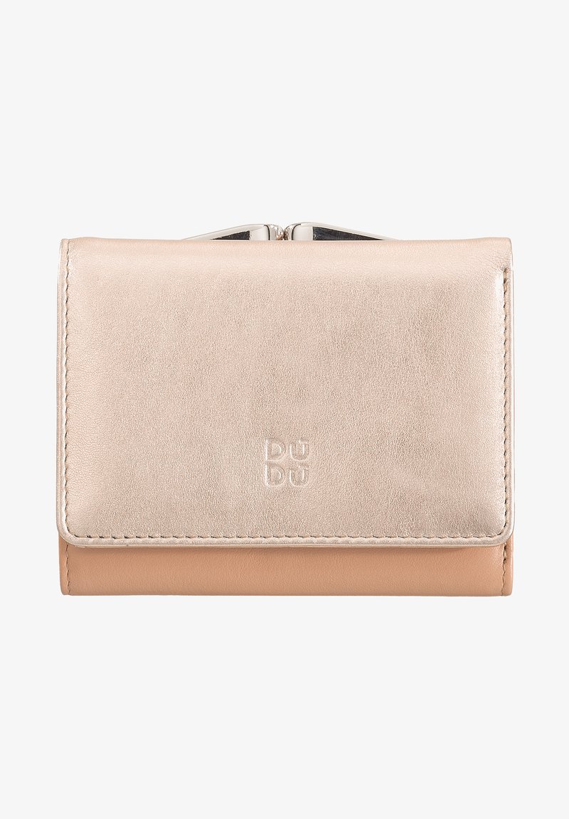Portafoglio compatto realizzato in morbida pelle metallic rosé e pesca, con un design elegante e un logo impresso sul davanti.