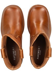 Bottines en cuir brun avec une finition lisse, des bouts ronds et des panneaux latéraux en élastique. Design léger avec des détails de couture subtils.