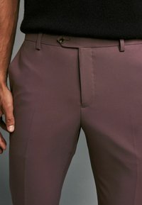 Next MOTIONFLEX  TAILORED - Kostymbyxor - purple
