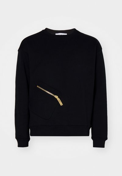 Čierna mikina s dlhými rukávmi, okrúhlym výstrihom a horizontálnou zipsovou kapsou s kilogramovým zipsom. Mäkká tkanina s hladkou textúrou.