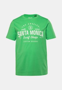 Zelené bavlněné tričko s krátkým rukávem, se bílým textem: "Santa Monica Surf Shop" a dekorativními prvky v elegantním grafickém designu.