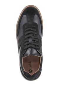 Czarne sneakersy z mixem gładkiej skóry i zamszu, okrągłym noskiem, płaskimi sznurowadłami i kontrastującą brązową gumową podeszwą.