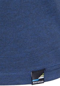 Blaues Baumwoll-T-Shirt mit glatter Textur, ausgestattet mit einem kleinen, gestickten Ragwear-Label am Saum und einem schlichten, einfarbigen Design.