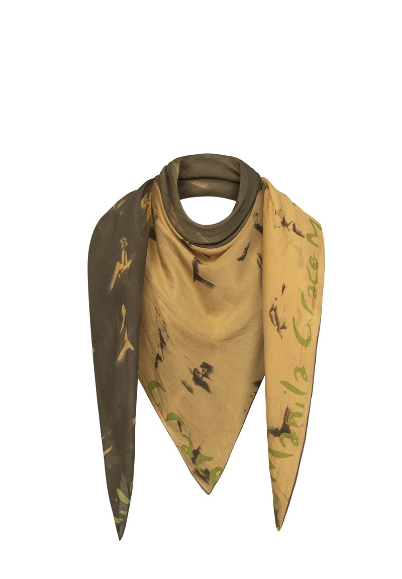 Foulard in seta di forma triangolare con tonalità terrose di marrone e giallo. Presenta un design di uccello e testo verde su un lato.