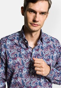 Odsłonięta koszula slim-fit w wzór paisley w odcieniach czerwieni, niebieskiego i białego. Posiada kołnierzyk typu spread i miękką teksturę materiału.