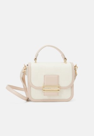 Pieni kerma- ja beigeä yhdistävä olkalaukku, jossa yläkahva, kullanvärinen lukko ja etukorkissa teksturoitu ruudullinen kuvio.