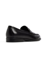 Zwarte leren loafers met een gladde afwerking, een lage hak en een decoratieve band over de bovenkant. Rond neusdesign.
