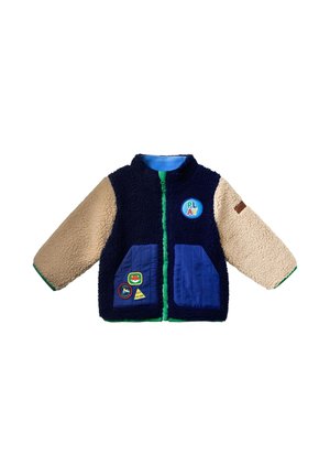 Kinder-Fleecejacke mit marineblauem Körper, beigen Ärmeln, blauen gesteppte Taschen, grünem Reißverschlussbesatz und bunten Aufnähern, darunter „PLAY“ auf der Brust.