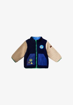 Kinder-Fleecejacke mit marineblauem Körper, beigen Ärmeln, blauen gesteppte Taschen, grünem Reißverschlussbesatz und bunten Aufnähern, darunter „PLAY“ auf der Brust.