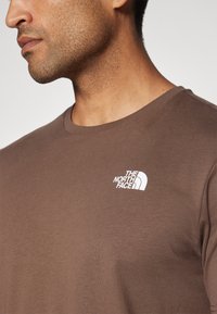 The North Face M SS BOX NSE TEE - T-shirts print - smokey brown/black