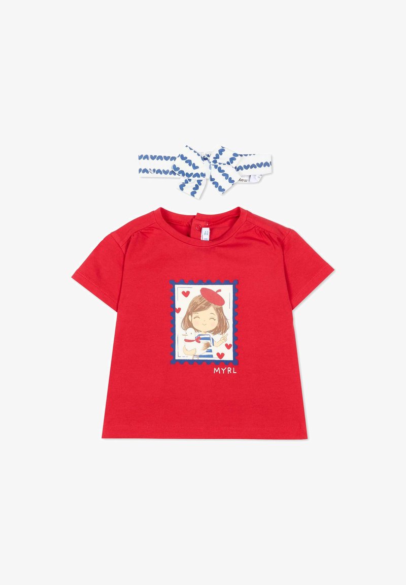 T-shirt rouge pour tout-petit avec une illustration de fille en béret tenant un canard blanc, entourée de cœurs, assorti à un bandeau blanc avec motif de cœurs bleus.