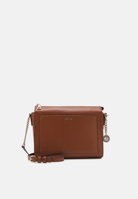 Brun läder crossbody-väska med rektangulär form, guldkedjesnor, logodetalj och en mjuk textur. Har en avtagbar rem.