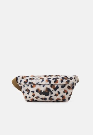 Levi's leopardprint stof taljebælte med sort logo og brun justerbar rem på hvid baggrund.