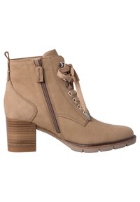 Botín beige hasta el tobillo con parte superior de cuero texturizado, cierre de cordones y cremallera, y un tacón apilado. Presenta costuras decorativas y una suela duradera.